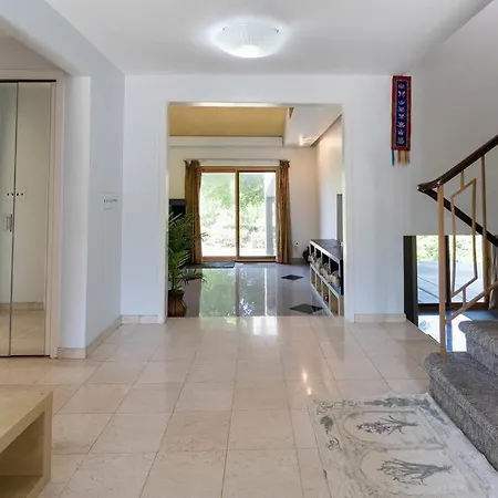 Urban Oasis-Lake/Beach/Boat In City. Sleeps 8-12.